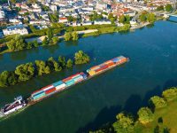 France, Haute-Normandie, Eure (27), Vernon, convoi poussé sur la Seine, transport de containers (vue aérienne) // France, Haute-Normandie, Eure (27), Vernon convoy pushed on the Seine, container transport (aerial view)